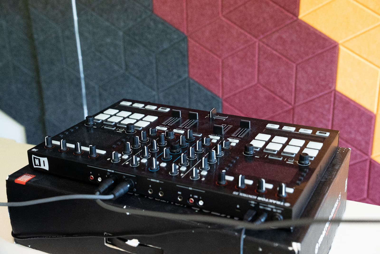 DJ-controller voor de gekleurde akoestische panelen