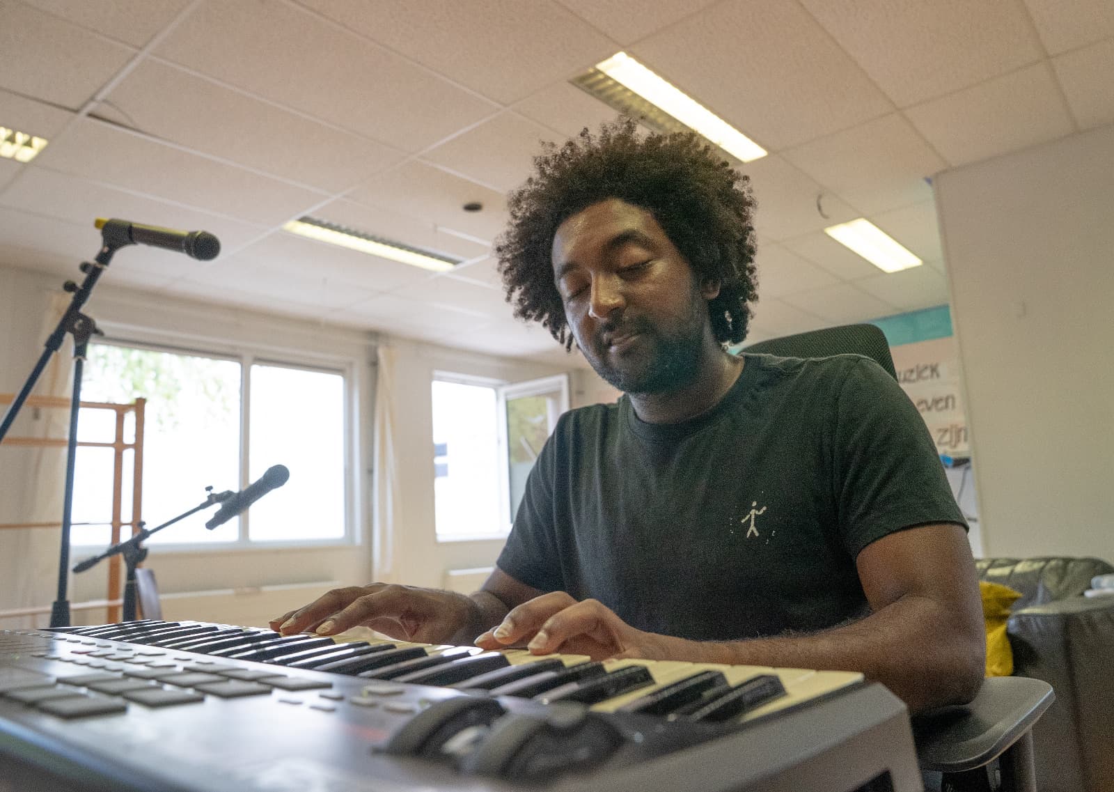 Jarrel maakt muziek aan het keyboard in Studio Sintels