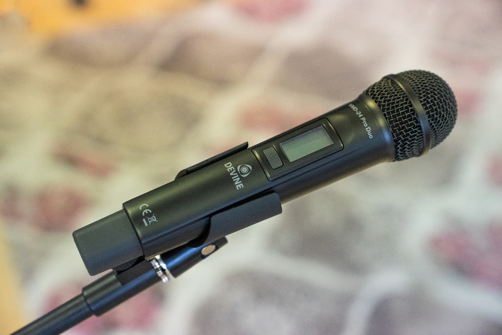 Microfoon op een statief in de studio