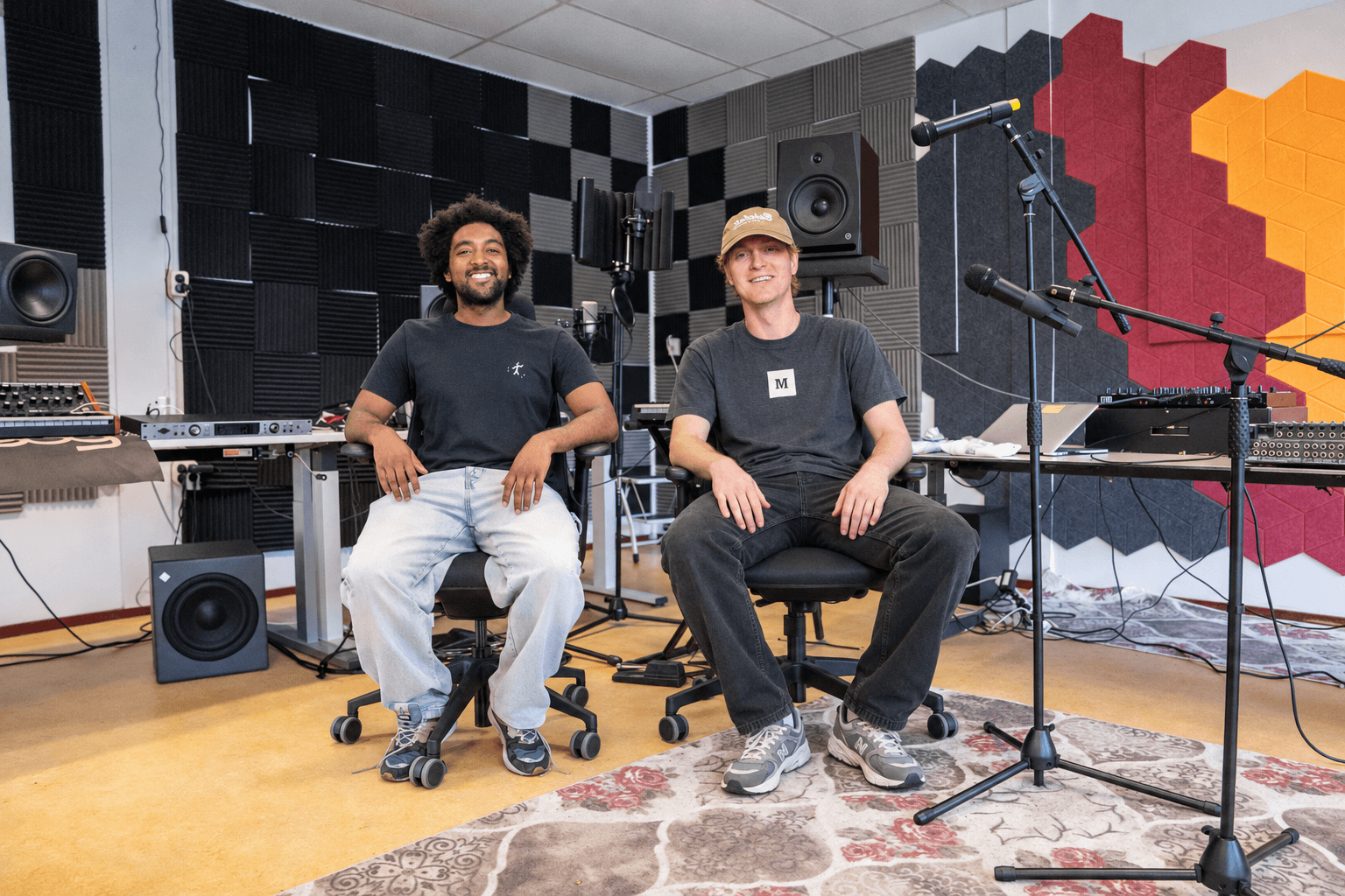 Samengesteld teamportret van Jarrel en Jamie, naast elkaar op stoelen in Studio Sintels