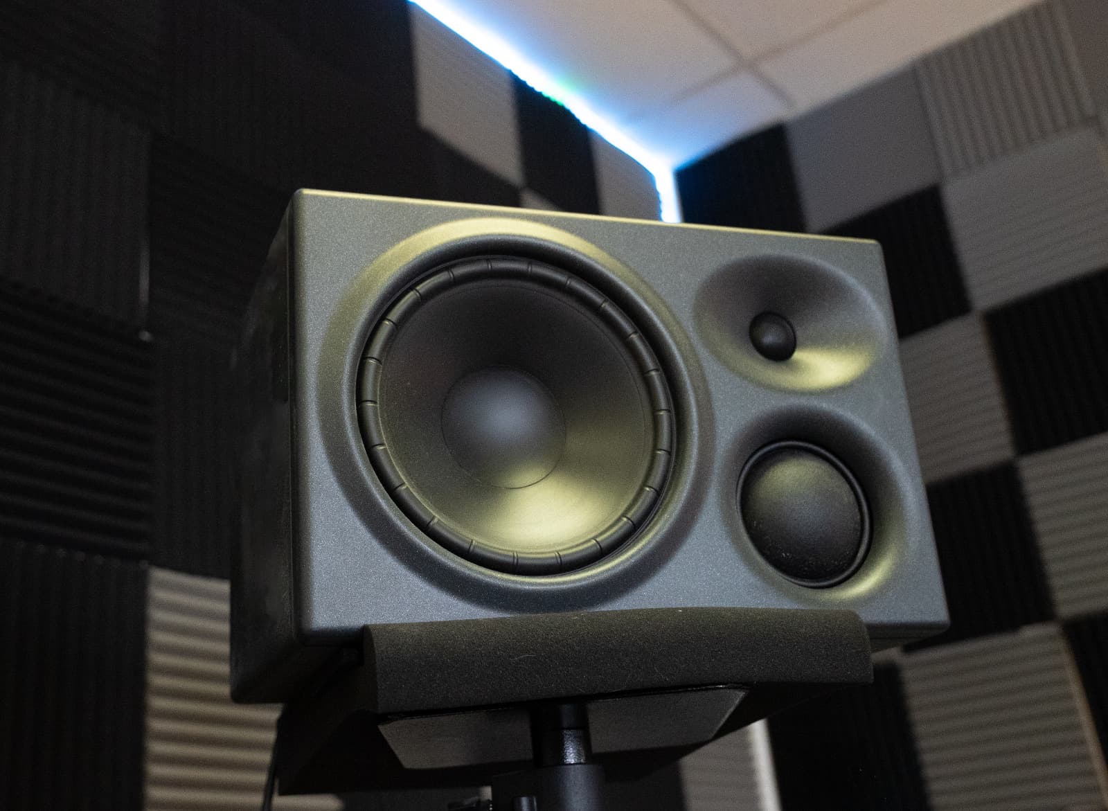 Studiomonitor met akoestische panelen en sfeerverlichting